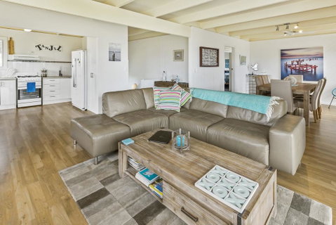 Tanjil - A Stroll From The Water In Paynesville - Accommodation Yamba 3