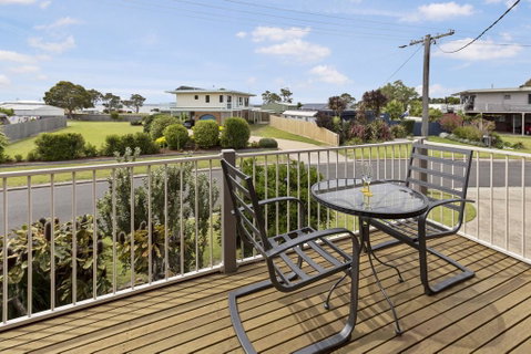 Tanjil - A Stroll From The Water In Paynesville - Accommodation Yamba 1