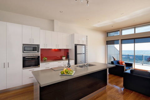 Penguin Waterfront Escape - Accommodation Yamba 11