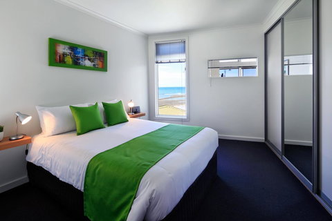 Penguin Waterfront Escape - Accommodation Yamba 8