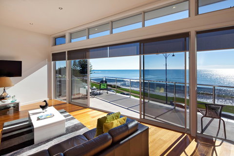 Penguin Waterfront Escape - Accommodation Yamba 1