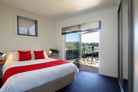 Penguin Waterfront Escape - Accommodation Yamba 6