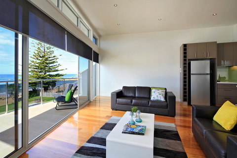 Penguin Waterfront Escape - Accommodation Yamba 10
