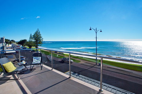 Penguin Waterfront Escape - Accommodation Yamba 0