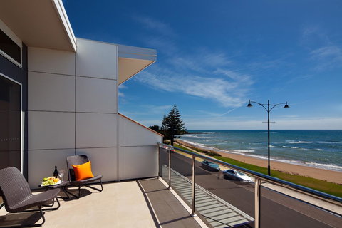 Penguin Waterfront Escape - Accommodation Yamba 3