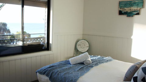 KINGFISHER COTTAGE Beachfront At The Binalong Bay - Accommodation Yamba 11