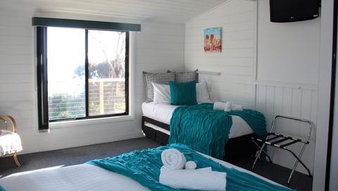 KINGFISHER COTTAGE Beachfront At The Binalong Bay - Accommodation Yamba 5