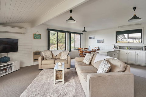 KINGFISHER COTTAGE Beachfront At The Binalong Bay - Accommodation Yamba 4