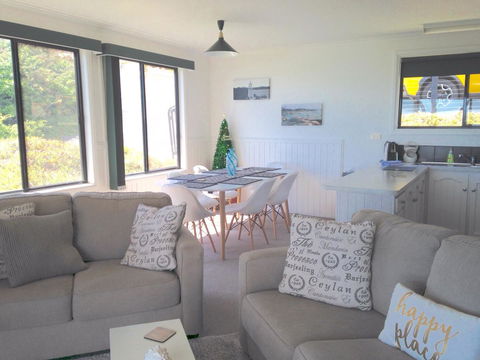 KINGFISHER COTTAGE Beachfront At The Binalong Bay - Accommodation Yamba 24