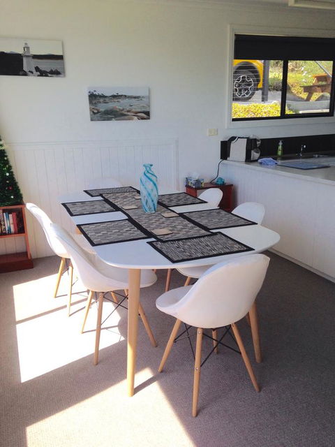 KINGFISHER COTTAGE Beachfront At The Binalong Bay - Accommodation Yamba 14