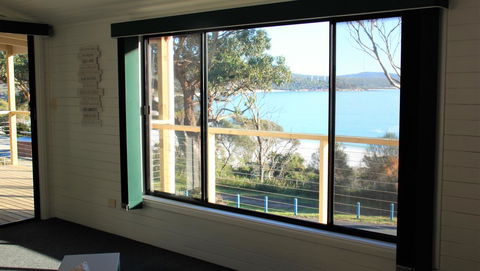 KINGFISHER COTTAGE Beachfront At The Binalong Bay - Accommodation Yamba 13