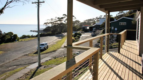 KINGFISHER COTTAGE Beachfront At The Binalong Bay - Accommodation Yamba 9