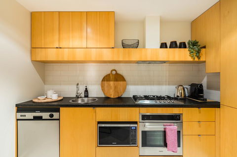 Auguste, Melbourne CBD Private Accommodation With Parking - Accommodation Yamba 10