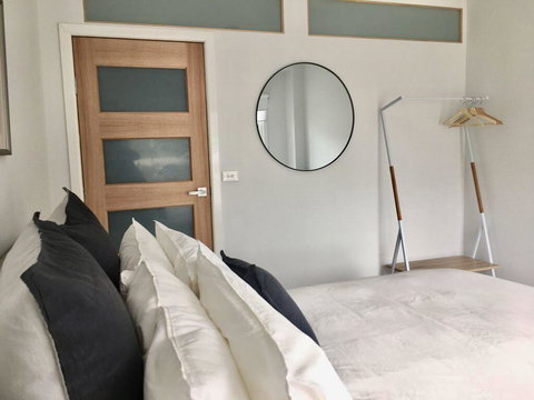 The Wheelhouse - 2BR Waterfront Apt In Town - Accommodation Yamba 5