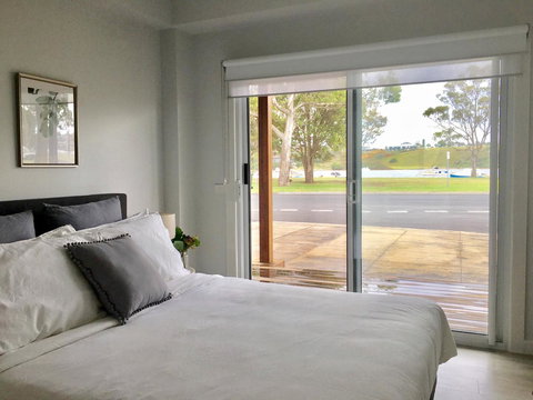The Wheelhouse - 2BR Waterfront Apt In Town - Accommodation Yamba 3