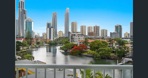 The Emerald Surfers Paradise - Accommodation Yamba 1