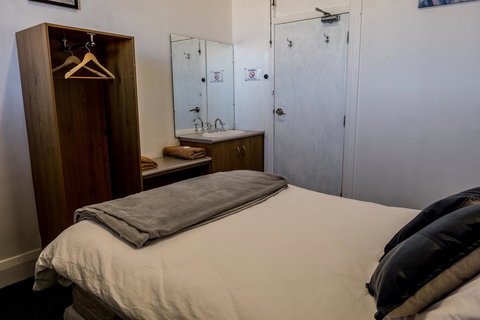 The Imperial Hotel - Accommodation Yamba 3