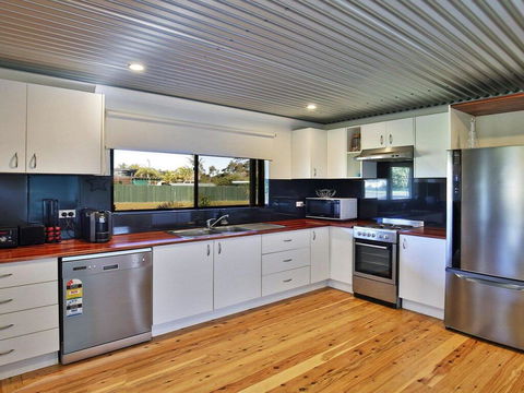 The Lobster Pot - Great Outdoor Eating Area - Accommodation Yamba 2