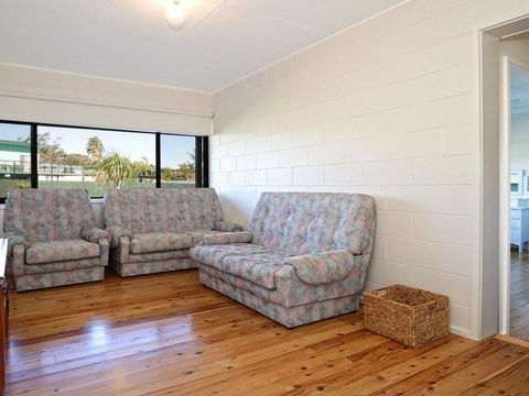 The Lobster Pot - Great Outdoor Eating Area - Accommodation Yamba 3