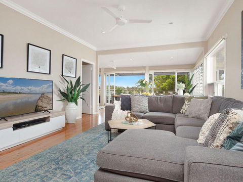 The Old Bottleshop - Waterfront, Pool Table And More - Accommodation Yamba 3
