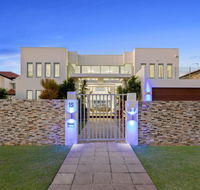 The White House GC Waterfront Home Cinema Jacuzzi Heated Pool - Accommodation Yamba