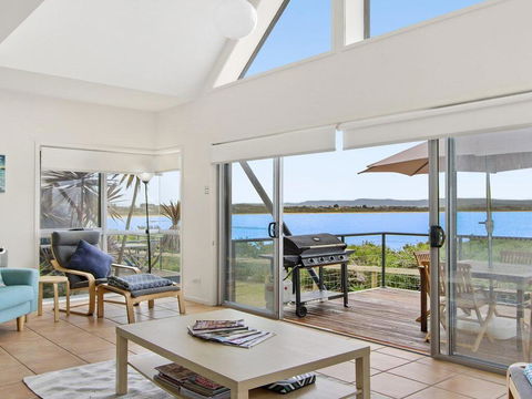 Tilbury Breeze - Ocean Views, Comfort And Style - Accommodation Yamba 0