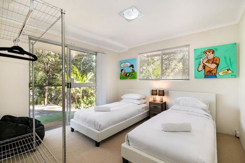 Tropical Townhouse With Two Courtyards And Pool - Accommodation Yamba 2