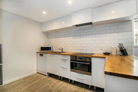 Tropical Townhouse With Two Courtyards And Pool - Accommodation Yamba 3