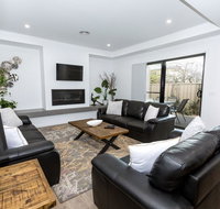 TWO TEN Sleeps 10 Luxury CBD Accommodation - Accommodation Yamba