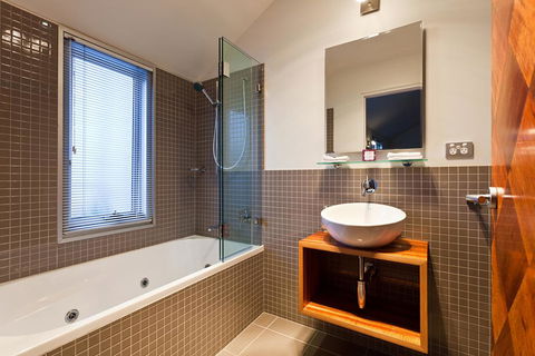 TWOFOURTWO Boutique Apartments - Accommodation Yamba 2