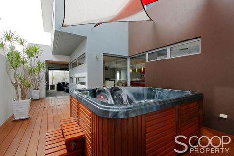 Ultra Stylish Fremantle Area - Accommodation Yamba 0