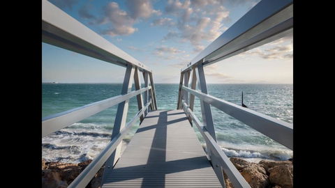 Ultra Stylish Fremantle Area - Accommodation Yamba 3