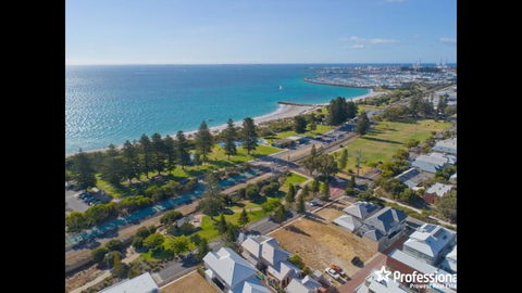 Ultra Stylish Fremantle Area - Accommodation Yamba 1