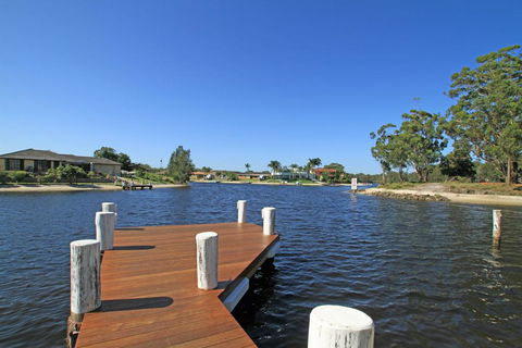 Unbeatable Waterfront Location - Accommodation Yamba 2