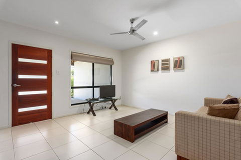 Unit 2 Rainbow Surf - Modern, Double Storey Townhouse With Large Shared Pool, Close To Beach And Shops - Accommodation Yamba 2