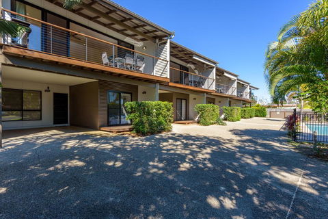 Unit 2 Rainbow Surf - Modern, Double Storey Townhouse With Large Shared Pool, Close To Beach And Shops - Accommodation Yamba 0