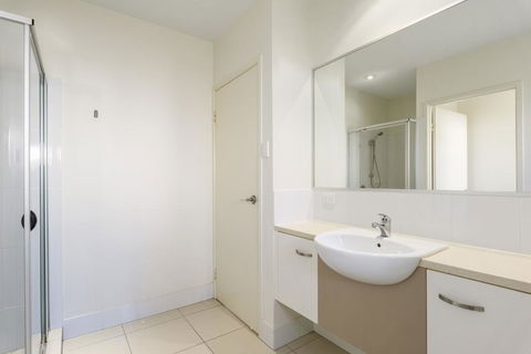 Unit 2 Rainbow Surf - Modern, Double Storey Townhouse With Large Shared Pool, Close To Beach And Shops - Accommodation Yamba 3