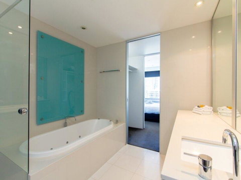 Upmarket Resort At Beach Surfers Paradise URGC - Accommodation Yamba 1
