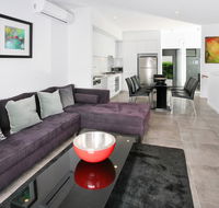 Views from Red Hill - Modern and Spacious Split-Level Executive 3BR Red Hill Apartment Close to CBD - Accommodation Yamba