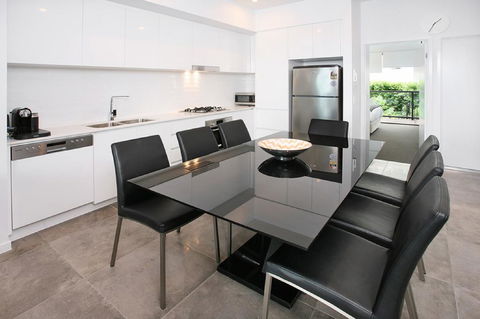Views From Red Hill - Modern And Spacious Split-Level Executive 3BR Red Hill Apartment Close To CBD - Accommodation Yamba 1