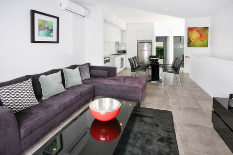 Views From Red Hill - Modern And Spacious Split-Level Executive 3BR Red Hill Apartment Close To CBD - Accommodation Yamba 0