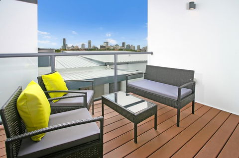 Views From Red Hill - Modern And Spacious Split-Level Executive 3BR Red Hill Apartment Close To CBD - Accommodation Yamba 2