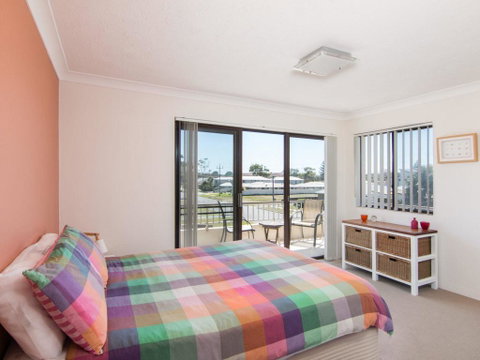 Villa Capri 3, Just A Hop, Skip And Jump To Bowling Club - Accommodation Yamba 2