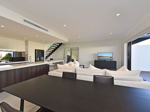 Villa Capri Waterside At Trinity Point - Accommodation Yamba 3