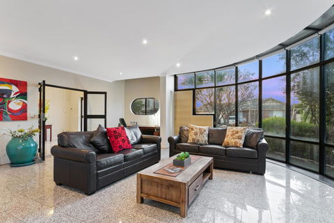 Villa De Marseilles - Melbourne - Accommodation Yamba 0