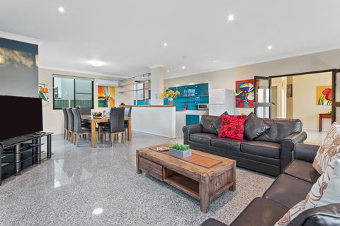 Villa De Marseilles - Melbourne - Accommodation Yamba 1