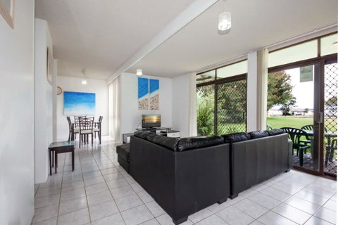Villa Ellisa, Unit 1/10 Columbia Close - Accommodation Yamba 1