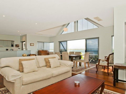 Villa Mer - Stylish Waterfront Accommodation - Accommodation Yamba 0