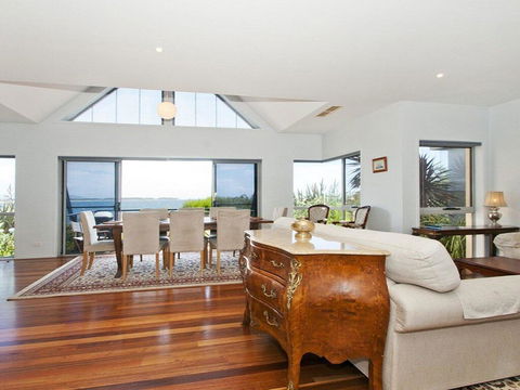 Villa Mer - Stylish Waterfront Accommodation - Accommodation Yamba 3