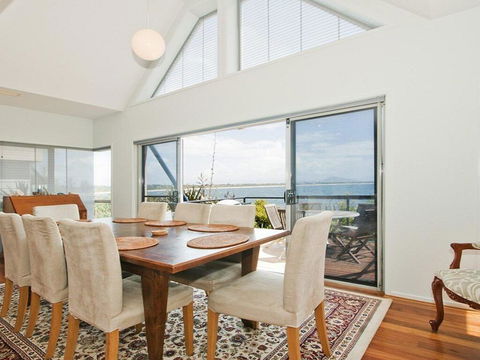 Villa Mer - Stylish Waterfront Accommodation - Accommodation Yamba 2